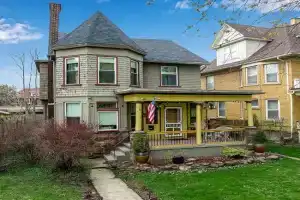 5BR Family Victorian Walk2Falls KingSuite Gameroom, Niagara Falls