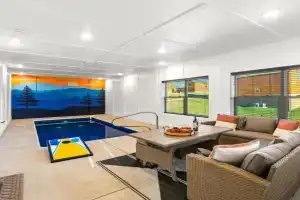 Pet Friendly Luxe Pool Hot Tub Family Games Guest house, Pigeon Forge