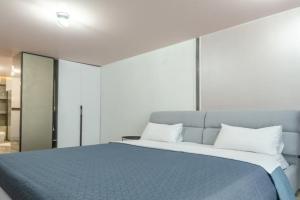 20-200 in RC Kvartet, 16H Vasyl Lypkivskyi Street,Petrovdom Apartments, Kiev