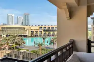 Skyline Souk 1 & 2 Bedroom Apartments I Burj Khalifa Views I Private Terrace I Gym, Pool, Parking & Wi-Fi, Dubai