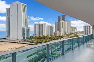 Chic OceanView 2 Bedroom with Free Parking Pool Jacuzzi, Sunny Isles Beach