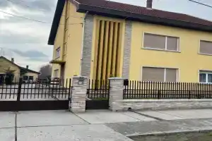Airport Relax 3 bedroom apartment, Vecses