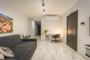 NEW - Only Suites apt 6 - Modern 2-Bedroom apartment with common heated Jacuzzi by SF Homes, St Julians