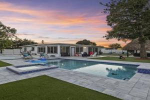 The AMI Estate Pool Pickleball Mini-Golf & Jacuzzi Guest house, Bradenton