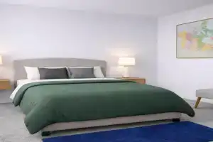 Private ensuite bedroom with independent entrance in South Pandosy Gyro beach OC KGH, Kelowna