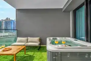 Amazing Studio with Balcony and Jacuzzi I Near Mall & Downtown I Sleeps 4, Dubai