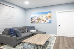 Designer 2BR Suite - Steps to Vic Hospital - Wortley Apartments, London