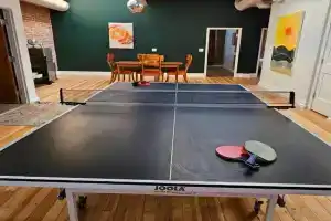 The Disco Loft - Downtown Apartment with Ping Pong, Springfield