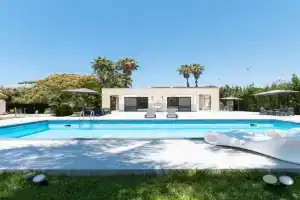 Holiday Home Nereide- Luxusvilla mit Pool am Meer by Interhome, Punta Secca