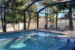 New Upscale Modern Pool Home in Walkable Downtown! Guest house, Sarasota