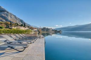Luxury waterfront Villa with Private Dock and Pool, Ljuta