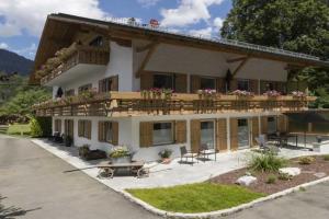 mit 6 Appartements in Guest house, Grainau