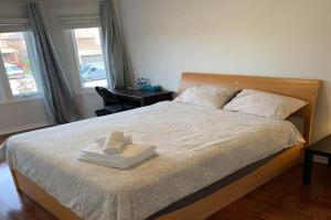 Private Bright cozy bedroom, Mississauga