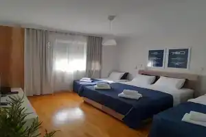 Navy Blue Apartment, Biela