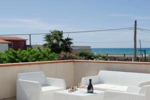 83 steps from the sea Sea-view terrace Apartments, Santa Maria del Focallo