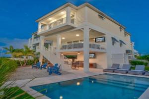 Emerald Shores – Luxury Oceanfront Rental, Heated Pool & Private Dock. Pets Welcome! Guest house, Marathon
