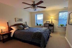 Professional's Haven Room w Desk & Private Bath, Saint Louis