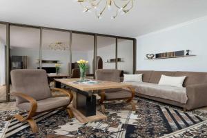 Spacious Apartment with 3 Bedrooms and Balcony in by Noclegi Renters, Rzeszow