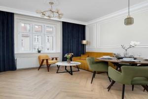 Elegant Apartment with a Work Space Close to the City Center by Noclegi Renters, Katowice