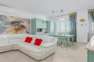 4 min to Metro, 20 min to Duomo & Station, Balcony Apartments, Sesto San Giovanni