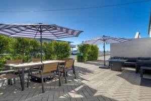 Modern Vacation Rental with Ocean Views, Private Patio, Fire Pit & Walkable Location Apartments, Carlsbad
