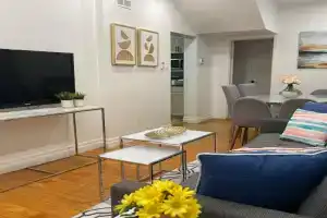 Academic Scholar Modern Apt Near Western U, Trails, Parking Apartments, London