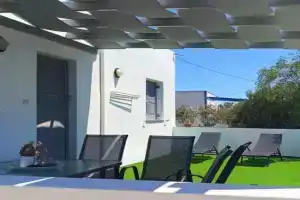 Elli's House, Perissa