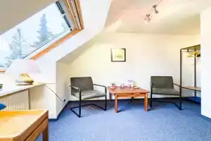 TraveNah - Ruhige 3-Zimmer-DG-Ferienwohnung im Grünen mit eigenem Eingang und Fahrradgarage Apartments, Lubeck