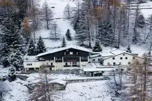 Private Whole-Hotel in 360 Alpine Views Sauna & Hot Tub, Saas Grund