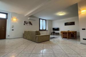 8 min to Milan MXP Airport with train station Guest house, Gallarate