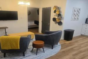Cozy Upper 1-BDRM Downtown Smart & Stylish Apartments, Sudbury