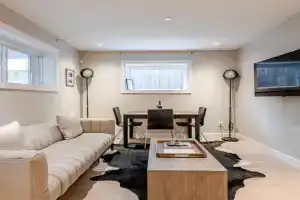 Modern Bright Suite Self Check-In Apartments, North Vancouver