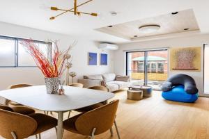6 minutes by tram to Tenjin Stylish house for rent for up to 8 people Comfortable with 3 independent bedrooms & 2 toilets Parking lot for 2 cars, Fukuoka