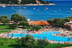 Mobile home in with shared pool Guest house, Rabac