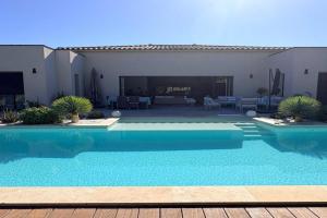 Villa moderne dans le Golfe de Saint Tropez, à 2 km de la mer, Grimaud
