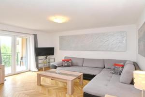 Una apartment & parking, Dobrota