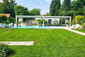 Luxurious large home with Pool, Garden, Koi Pond only 12 min to Octoberfest Apartments, Munchen