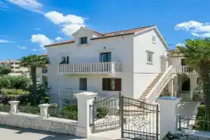 Apartments with parking space, Brac - 18307, Supetar