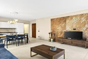 Regarda - Golden House Apartment, Cola