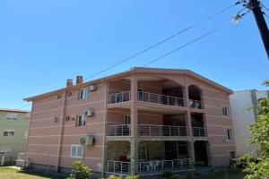 Zlatičanin Apartmani, Bar