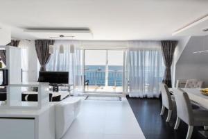 NEA Penthouse, Ahtopol