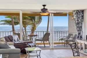 Menehune Shores 217- Updated Oceanfront 1bedroom condo, AC, view, beach, Kihei
