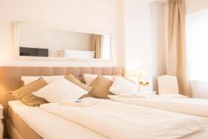 FRITZ by ROCKCHAIR Apartments l SUPERHOST Status l 3 Bedrooms Boxspringbeds 2 Bathrooms 2 Kitchen - Cozy Family & Business Flair welcomes you!, Berlin