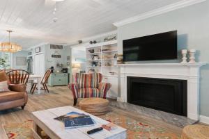 Coastal Retreat on Beachview - Walk to Beach, Village & Family-Friendly Stay, Saint Simons
