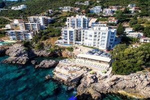 Nautilus Apartments, Bar