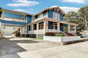 Blue Home Near Beach & Pier Guest house, Galveston