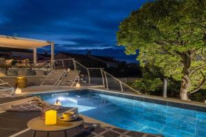 Stunning Home In With Private Swimming Pool, Can Be Inside Or Outside Guest house, Supetar