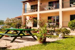 Maria's Apartments, Kavos