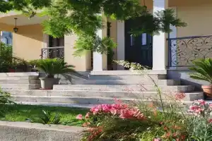 Gloria Apartments, Kumbor