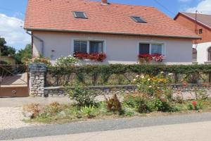 Leander Apartman, Sarvar
